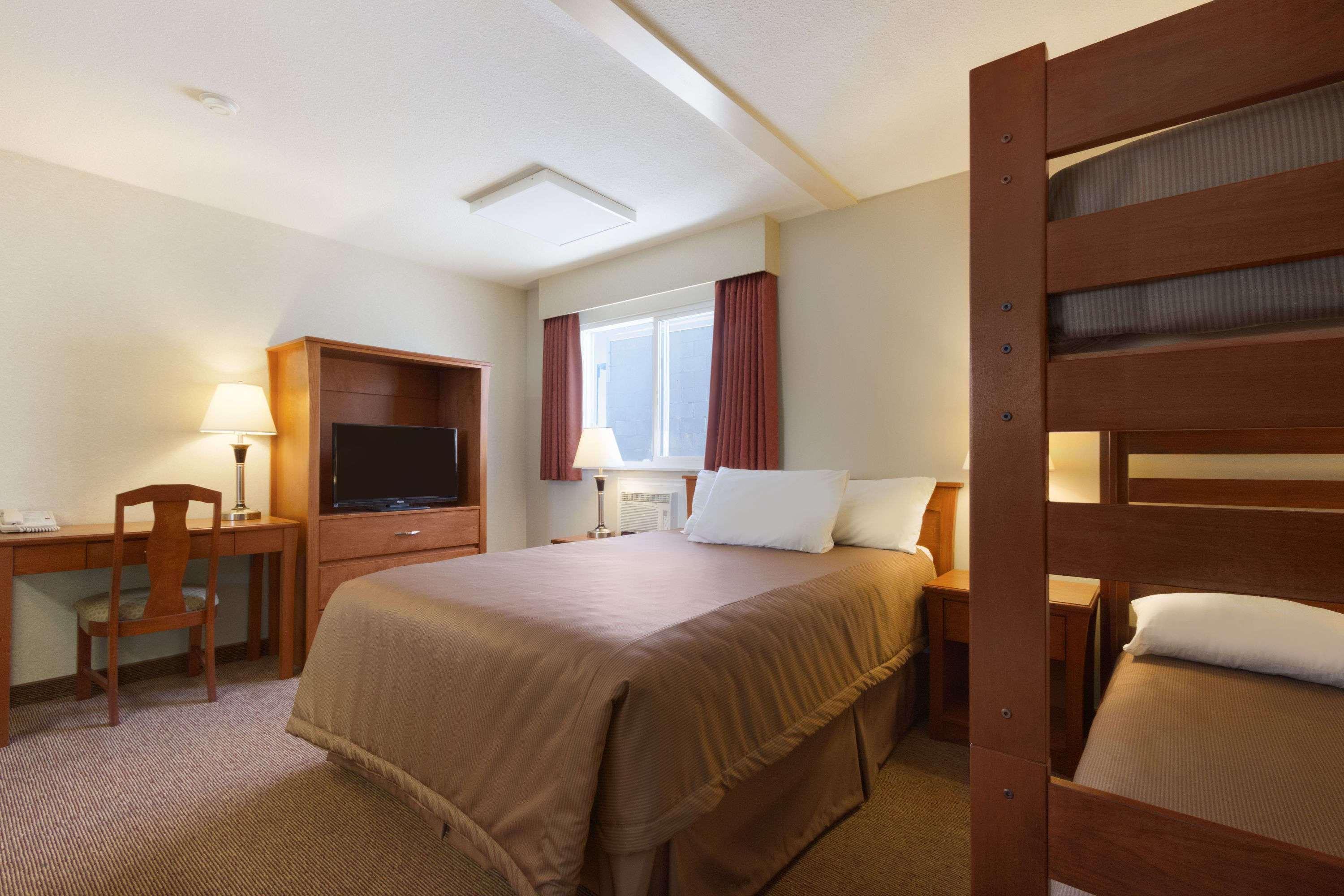 Travelodge By Wyndham Langley Exteriér fotografie